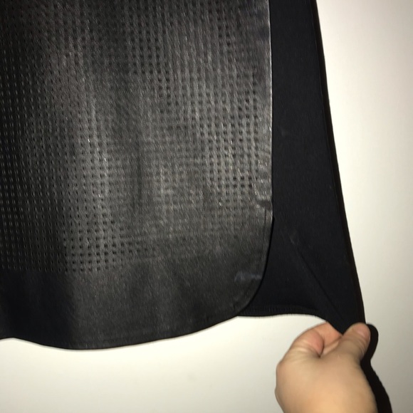 Summer blow out $20! Danier genuine leather skirt size 4 - Picture 2 of 7